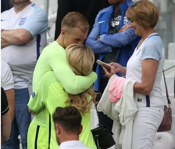 Vợ Rooney một nách ba con đến Pháp cổ vũ chồng ảnh 7